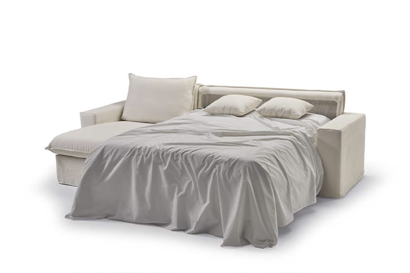 Vista del sofá cama con chaiselongue modelo Grace desplegado y listo para ser usado para dormir